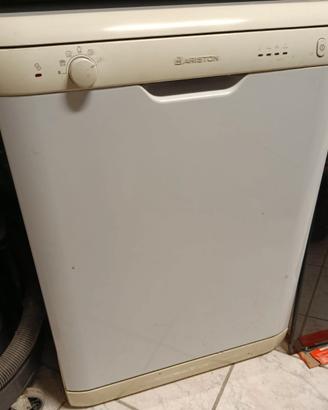 Lavastoviglie Ariston libera installazione