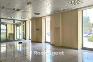 AMPIO LOCALE COMMERCIALE CON 5 VETRINE IN CENTRO A