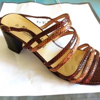 Sandali in pelle di serpente. 