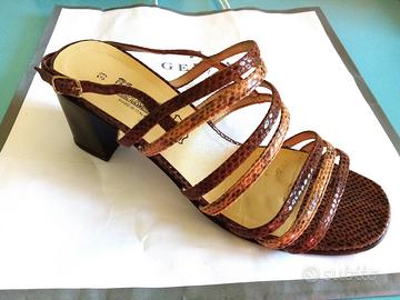 Sandali in pelle di serpente. 