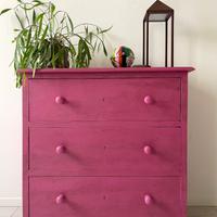 Comò rosa in legno riciclato