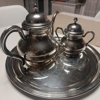 teiere caffettiera e piatto olri