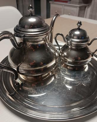 teiere caffettiera e piatto olri