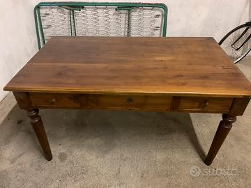 Tavolo in legno noce massiccio