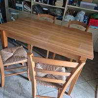 tavolo rettangolare con 4 sedie