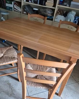 tavolo rettangolare con 4 sedie