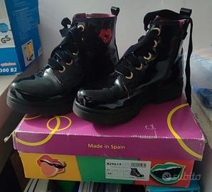 stivali stringati neri di vernice con suola platfo