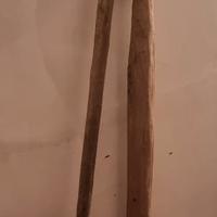 Correggiato attrezzo antico per battere la paglia