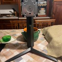 Braccio monitor LG 24GN65R UltraGear