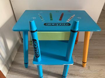 Set cameretta, tavolino, sedie, libreria, carrello