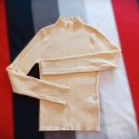 Maglioncino giallo pastello.