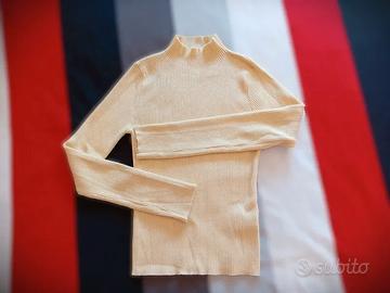 Maglioncino giallo pastello.