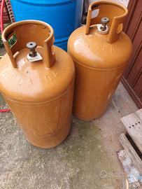 2 bombole  gas 25 kg ricaricabile dal benzinaio