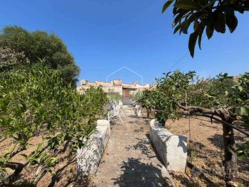 Casa singola con ampio giardino distaccato