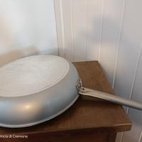 Padella grande  con manico 