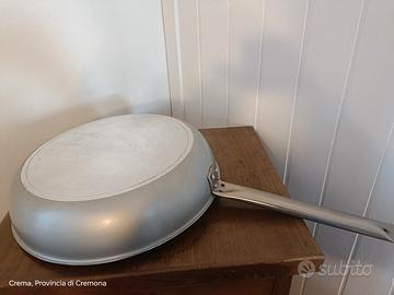 Padella grande  con manico 