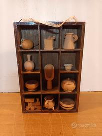 Bacheca in legno con piccoli oggetti