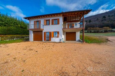 VILLA SINGOLA A BOSCO CHIESANUOVA