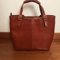 Borsa a mano rigida in pelle color cognac