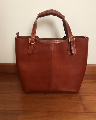 Borsa a mano rigida in pelle color cognac