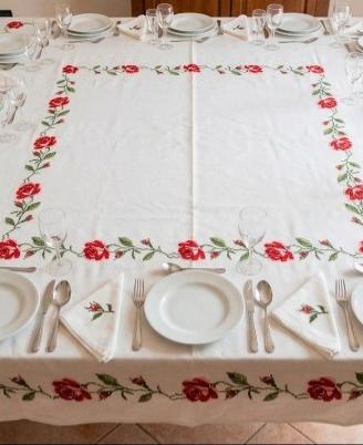 Elegante Tovaglia Vintage Ricamata a Mano - Set 12