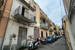 Soluzione semi indipendente in via Alcantara a due