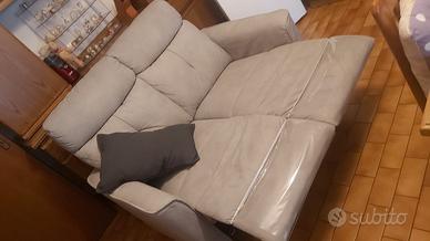 divano con movimento recliner