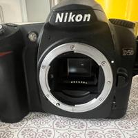 Nikon D50 con teleobiettivo e borsa