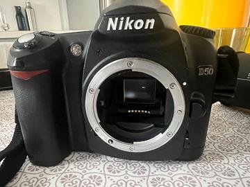 Nikon D50 con teleobiettivo e borsa