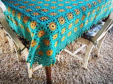 Tovaglia copritavolo all'uncinetto 
