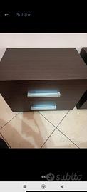 coppia comodini con cassetti scorrevoli 