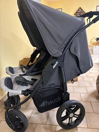 Passeggiono doppio di eta’ diverse