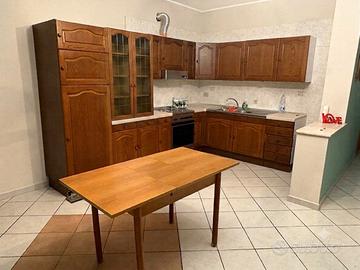 Cucina (come nuova)tavolo e divano inclusi