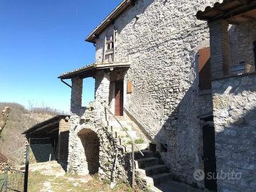 Rustico / Casale di 110 m² con 1 locale a Spoleto