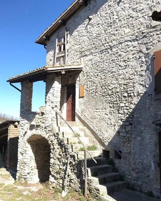 Rustico / Casale di 110 m² con 1 locale a Spoleto