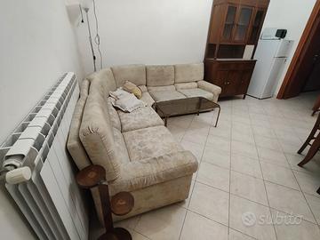 divano angolare in tessuto