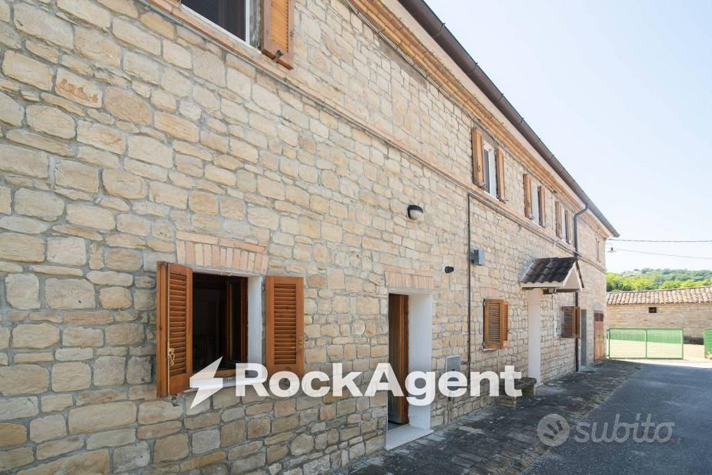 Rustico / Casale di 209 m² con più di 5 locali e b - Vista 4