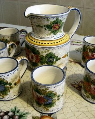 Brocca e tazze in ceramica dipinti a mano