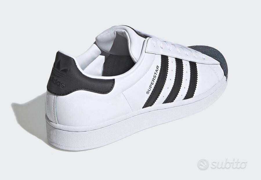 Adidas superstar nere righe bianche online