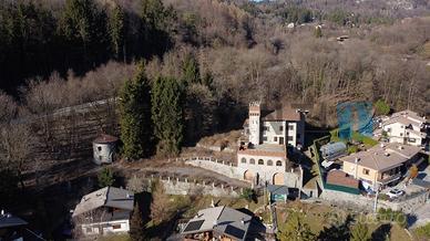 Palazzo / Stabile di 950 m² con più di 5 locali a 