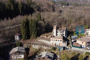 Palazzo / Stabile di 950 m² con più di 5 locali a 