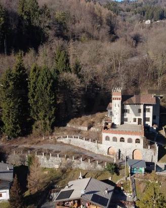 Palazzo / Stabile di 950 m² con più di 5 locali a 