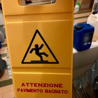 Cartello pavimento bagnato