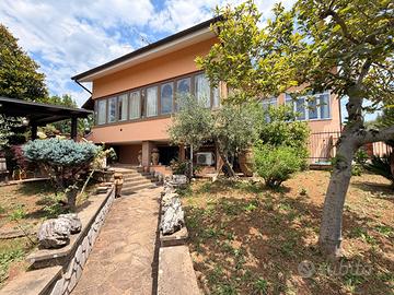 Zagarolo: villa bifamiliare panoramica con giardin