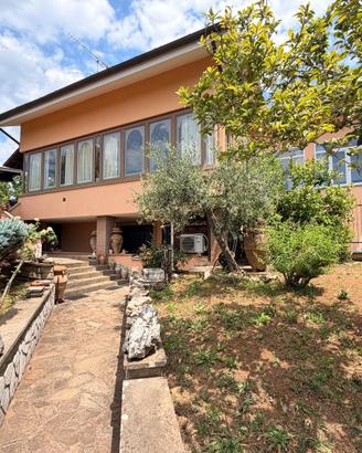 Zagarolo: villa bifamiliare panoramica con giardin
