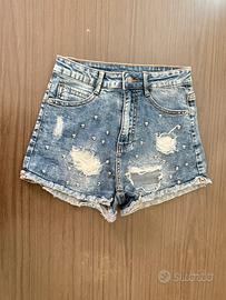 Pantaloncini jeans strappati con borchie