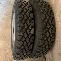 Gomme chiodate e quattro cerchi Fiat Campagnola