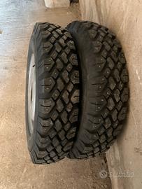 Gomme chiodate e quattro cerchi Fiat Campagnola