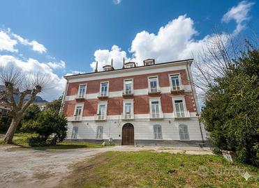 Appartamento ristrutturato in villa d'epoca