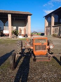 Trattore FIAT 250 con taglia erba
